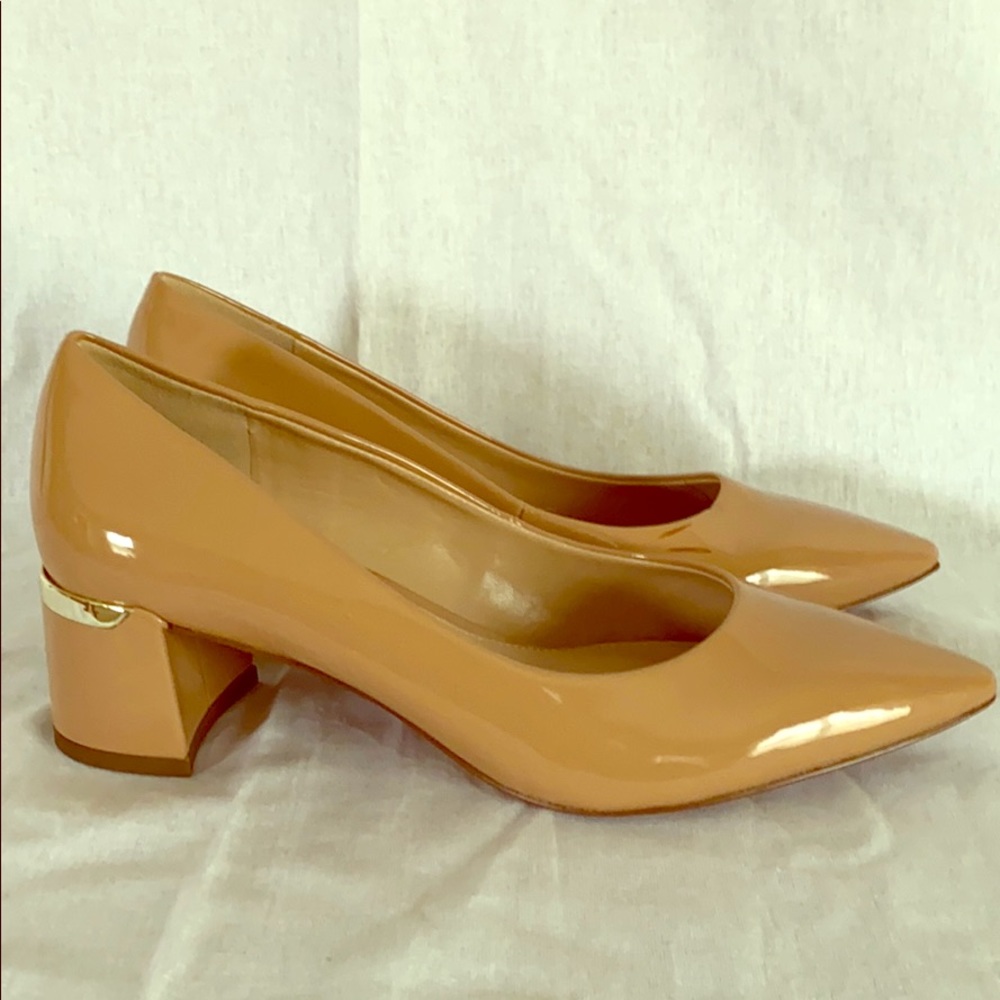 Ladies Tan patent leather low heel w/ gold accent